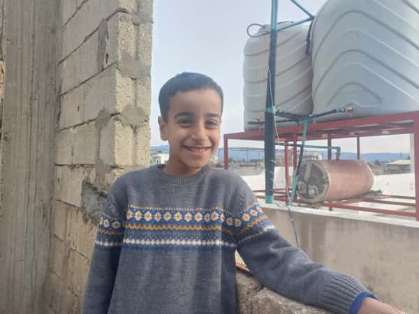 عبد الإله..يتيم لا تفارقه الابتسامة