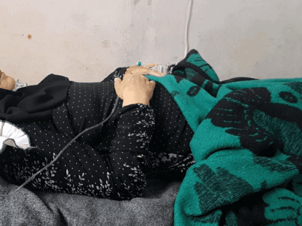 امرأة مسنة تعاني النزوح والمرض