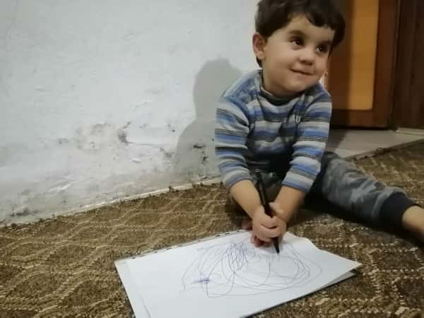 الطفل محمد يعاني من مشاكل في السمع