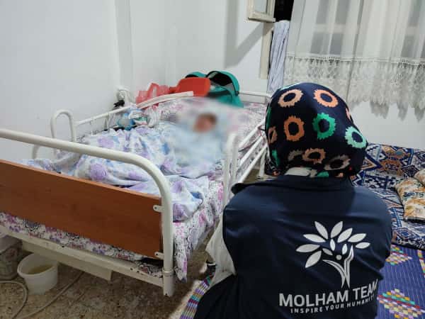 Kholoud suffers from an incurable disease and needs to secure some medical expenses.