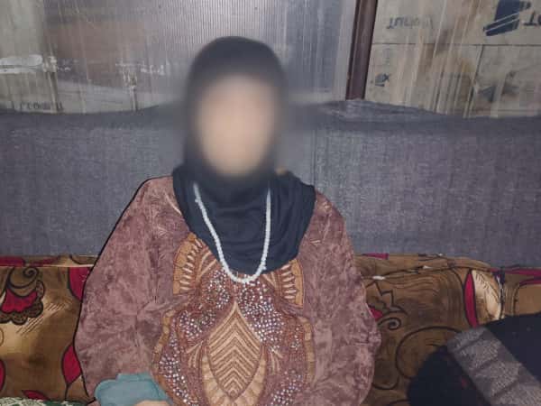 Hayat braucht eine zärtliche Hand, um ihr Leid zu lindern