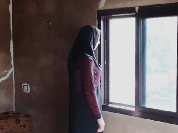 شابة بحاجة لزرع عدسات في عينها