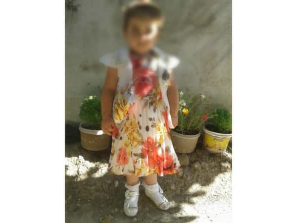 طفلة يتيمة الأبوين تعاني حالة نفسية مأساوية