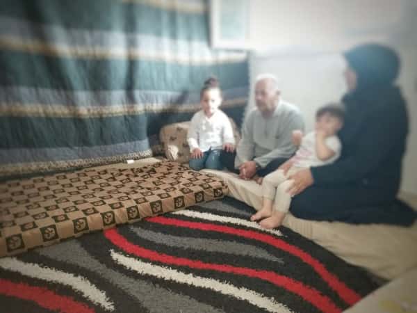 Mehr als 16 Personen müssen sich eine kleine Wohnung teilen