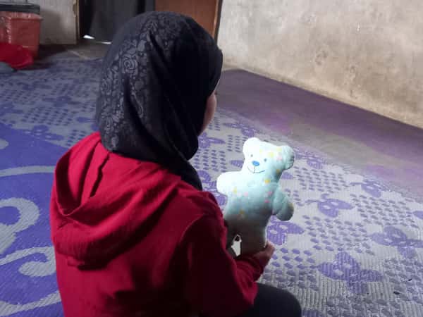 Nariman is an orphan girl from the city of Homs.