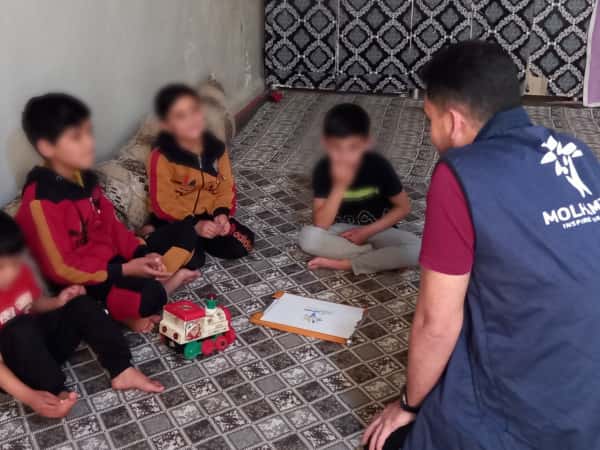A family of 5 live in one room!