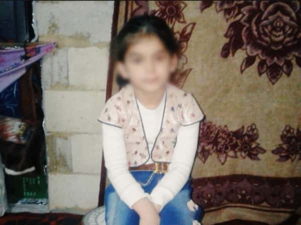 طفلة تعاني من مشاكل في عينها