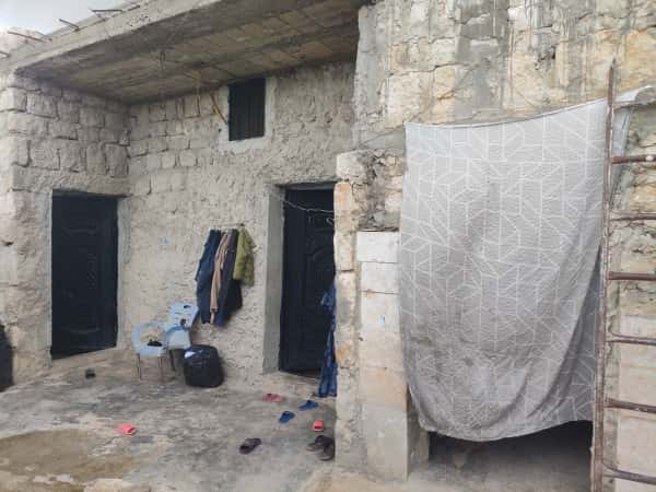 بيتٌ ينهار…