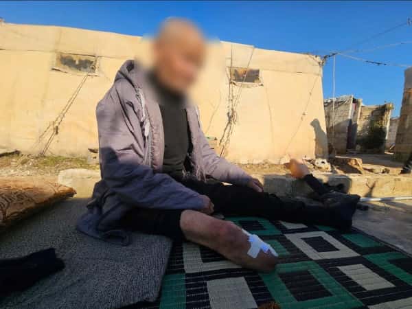 طفل يسند عائلته