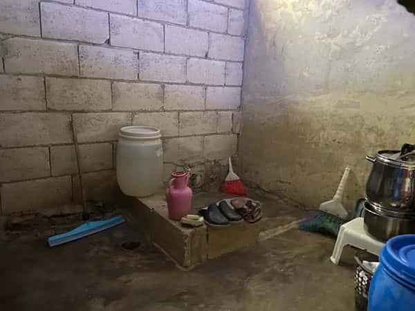 عائلة من ٦ أفراد من ضمنها طفل مصاب بشلل دماغي يُعانوا سوء الوضع المعيشي