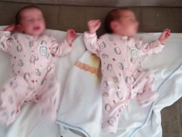 طفلين توأم بحاجة لحليب وحفوضات، تبرّعوا