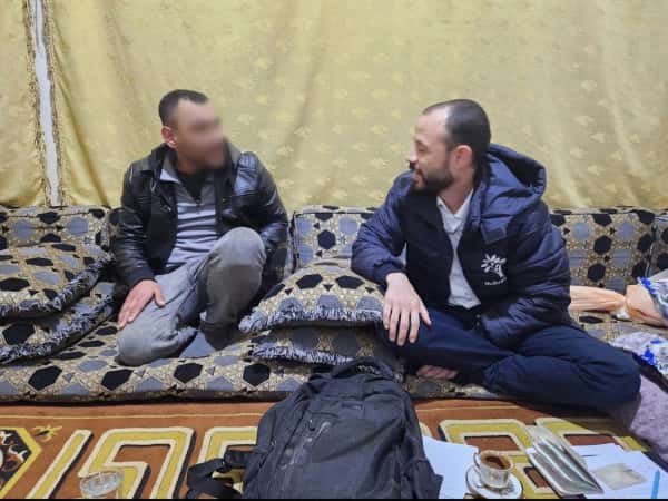 سماعةٌ طبية تعيد لهُ سمعه