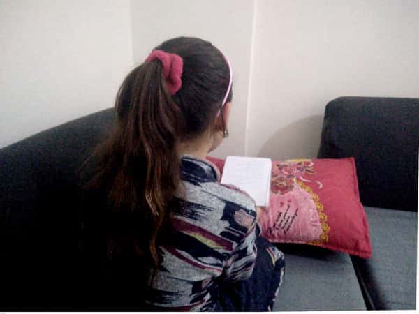 Alma, an orphan girl from the countryside of Aleppo