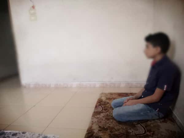 تسكن وولديها في بيت خالٍ من أدنى مقومات الحياة، وهم بحاجة لمساعدتنا في تأمين حاجاتهم الأساسية