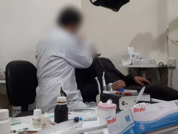 عم يعاني الأمرّين بسبب فقدانه لأسنانه!