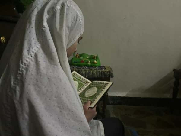 فاطمة طفلة يتيمة من مدينة ادلب