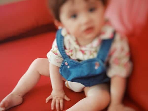طفلة لا تسمع!
