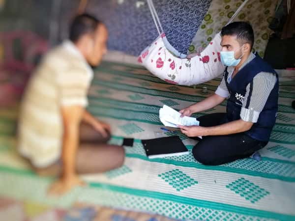 طفلة يتيمة الأبوين تعيش مع عائلة فقيرة !