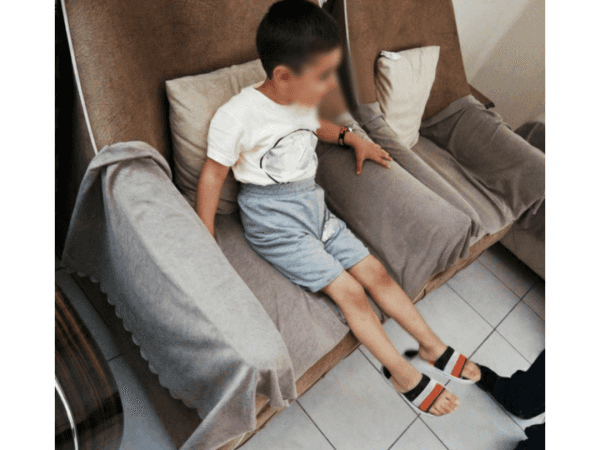 طفل يعاني مشاكل في السمع والنطق
