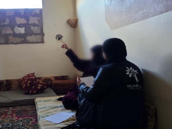 بيتٌ مهدّم يؤوي عائلة أنهكها الفقد