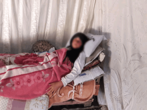 امرأة مسنّة تعاني من التهاب المرارة