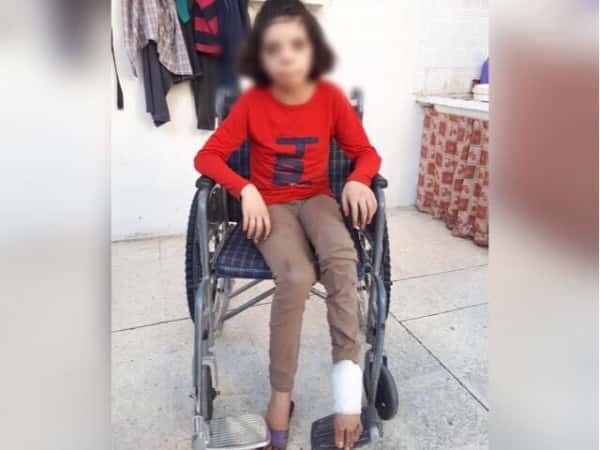 طفلة أُخرجت من تحت أنقاض منزلها
