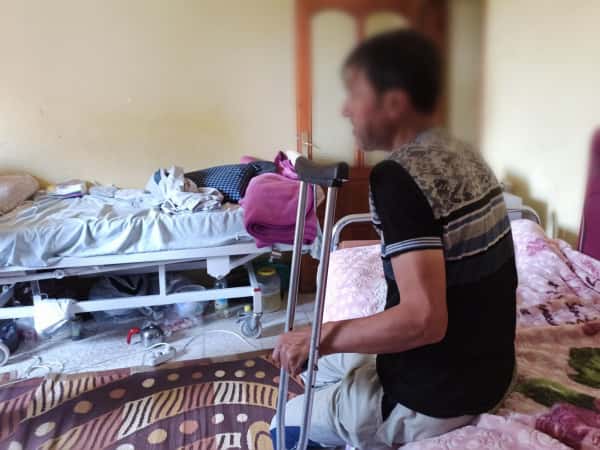 رجل يعاني من كسر في الظهر