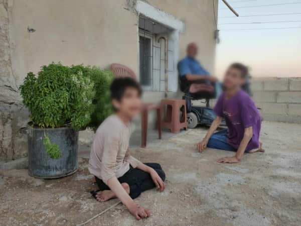عائلة بلا معيل فيها ثلاثة أطفال معاقين
