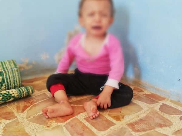 وطفة طفلة تعاني من أمراض في عيونها وبحاجة مساعدة