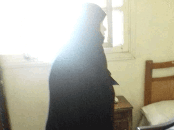 امرأة تعاني من التهاب في مفصل الورك