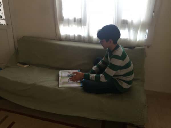 طفل يتيم يعاني من نقص أكسجة في الدماغ