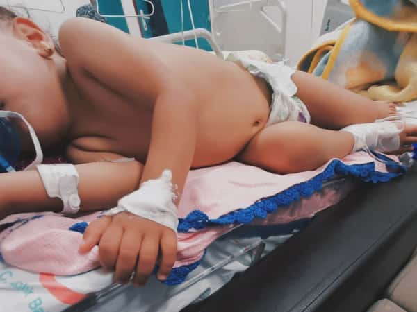 طفلة بحاجة للعلاج
