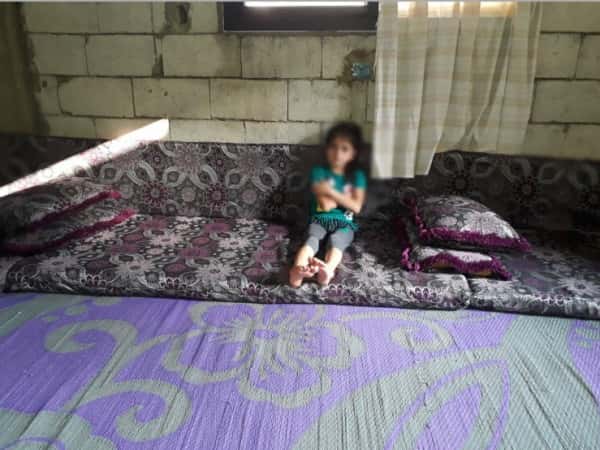 طفلة فقدت السمع إثر قصف منزلهم