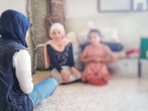 أم وطفلين بلا معيل