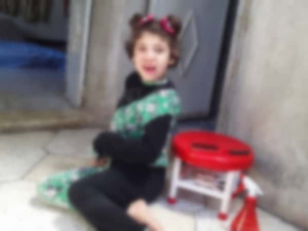فتاة تعاني من الشلل