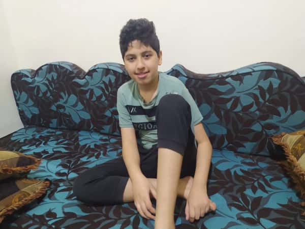 الطفل عبد الرحمن يعيش طفولته بالمرض والألم لنخفف عنه