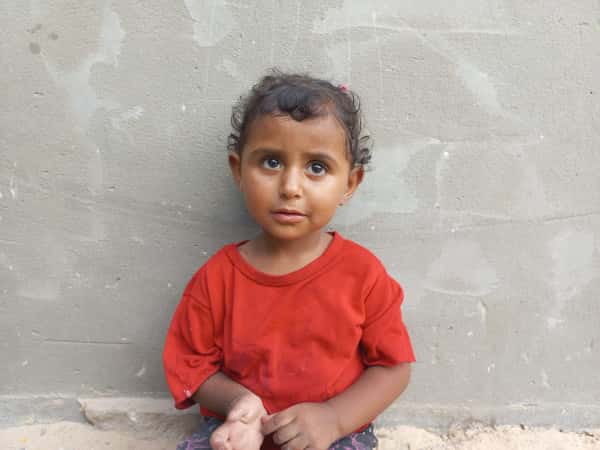 Sei die Hoffnung für die kleine Lin, ein Waisenkind aus Gaza.