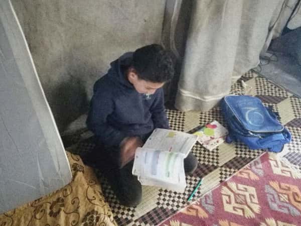 طفل يعاني من عدة آلام بحاجة لعمل جراحي.