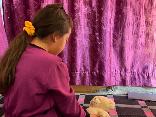 Raghad is an orphan girl who suffers from speech difficulties
