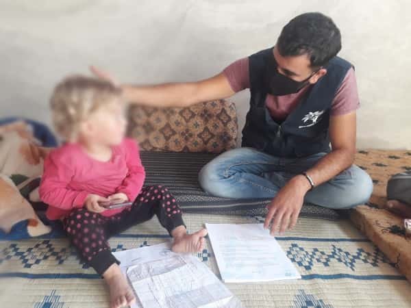عبير ذات الأربع سنوات عاجزة عن السمع والنطق وبحاجة إلى سمّاعة حلزونية