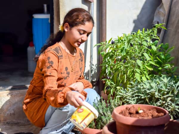 آية طفلة يتيمة من محافظة حمص