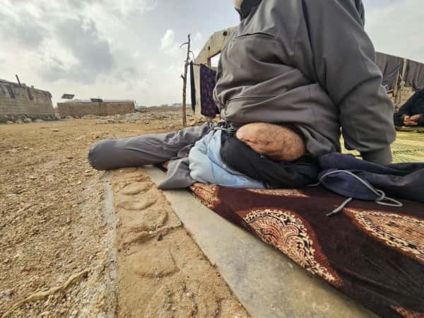 ضربةٌ واحدة… سلبته قدميه وابنه معًا.