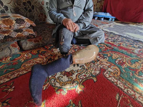 بيتٌ من حديد… وحياةٌ معلّقة.