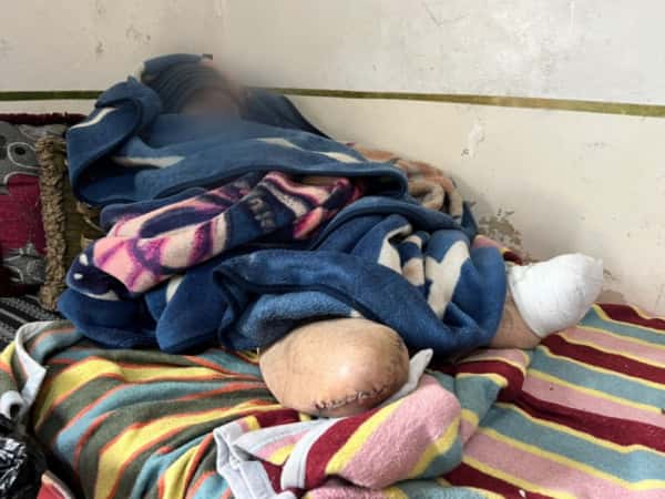 منى… تحمل عبء العائلة وحدها