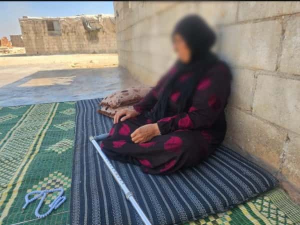 مُسنان في خيمة