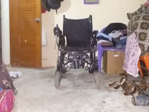 patient with poliomyelitis, needs wheelchair