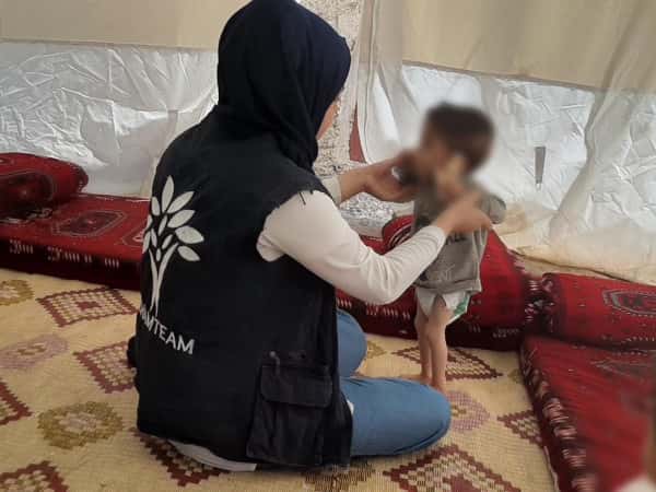 يعيشون في خيمة وطفله يعاني من ضمور دماغي ونقص نمو