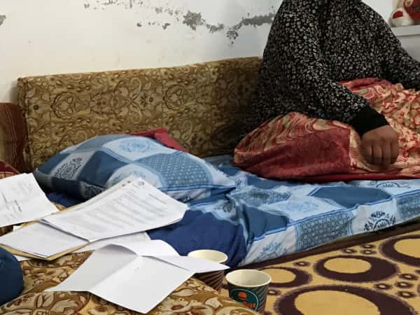 أم لخمسة أطفال في خيمة تعاني المرض