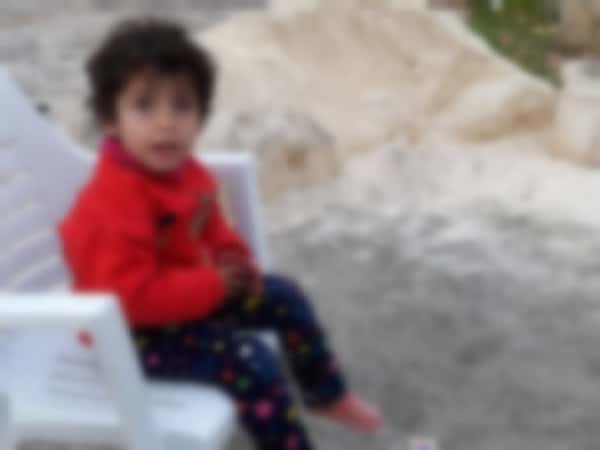 طفلة بحاجة أدوية