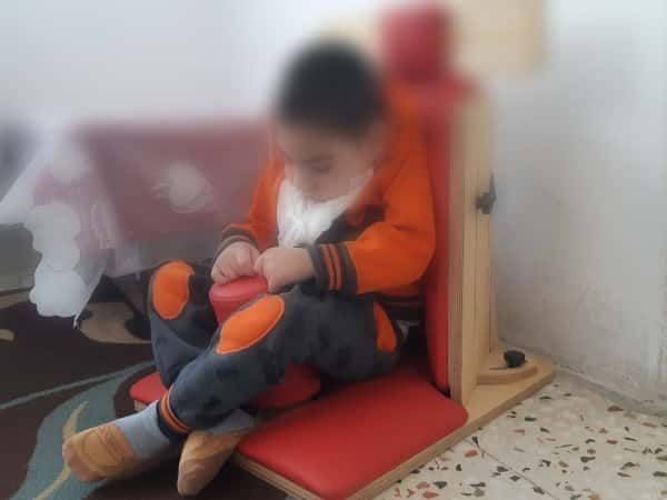 زيد يعاني من ضمور دماغي أدى به لشلل رباعي والعجز الجزئي عن الرؤية